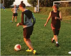  ?? Foto: Dizenta ?? Immer mit dem Ball in Bewegung bleiben. Laufen, zielen, schießen und treffen – gar nicht so einfach, stellte Redakteuri­n Angelika Stalla (rechts) fest.