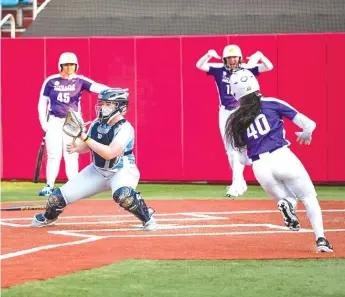  ?? JADE HEWITT/ATHLETES UNLIMITED ?? Athletes Unlimited will feature four teams comprised of 56 athletes during its six-week softball season (top). Team Blue vs. Team Purple scrimmage ahead of Week 1, which begins Saturday.