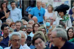  ?? ?? Pubblico Tantissima la gente che ieri si è riversata per le strade e nelle piazze del centro storico per assistere alle tante esibizioni degli artisti che hanno suonato e cantato, dopo due anni, per la Festa dell’Opera (LaPresse/ Brescia)