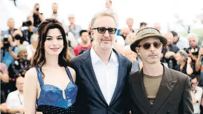  ?? SEBCSTIEO OOGIER / EFE ?? Anne Hathaway, James Gray y Jeremy Strong en el photocall de Armageddon time en Cannes