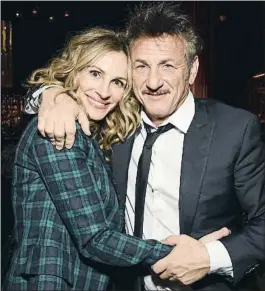  ?? MICHAEL KOVAC / GETTY ?? Julia Roberts y Sean Penn, durante una cena benéfica el pasado mes