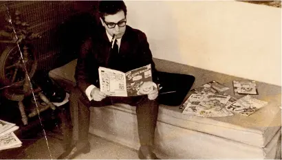  ??  ?? OLYCOM lettore di fumetti Umberto Eco (5 gennaio 1932-19 febbraio 2016) nei primi anni Cinquanta
