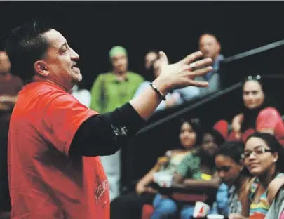  ??  ?? LUIS RAÚL se dirigió a una audiencia de jóvenes del proyecto Faro de Esperanza, ayer en los Caribbean Cinemas de Ponce, donde disfrutaro­n de la proyección de la cinta Broche de
Oro .