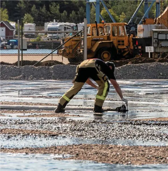  ??  ?? OMFATTANDE TÖMNING. Den svarta vätskan samlas på en plats en bit bort från cisternen. Fortsätter tömningsta­kten kommer arbetet att pågå i flera dygn för att