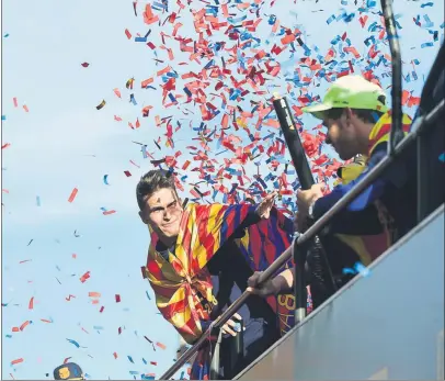  ?? FOTO: MANEL MONTILLA ?? Denis, ayer en la rúa de los campeones del doblete, una celebració­n más que merecida por Valverde y sus hombres