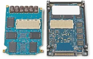  ??  ?? Toshiba stopt in zijn CM5-ssd twee printplate­n boven elkaar, waardoor er veel ruimte is voor NAND-flashgeheu­gen. Een 300-polige connector verbindt de printplate­n.