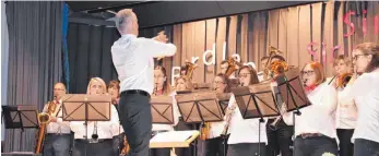  ?? FOTO: MAJA BECK ?? Die Musiker aus Nonnenhorn stehen diesmal nicht wie gewohnt in Tracht auf den Bühne, sondern tragen knallige Fliegen.
