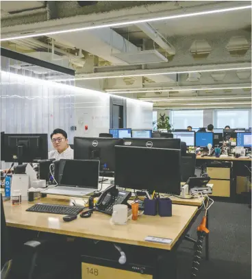  ?? ED JONES / AFP VIA GETTY IMAGES FILES ?? Offices such as this one in Seoul began to empty in the early weeks of the pandemic, but
a full, vibrant office culture is key to collective success, says Brookfield’s Bruce Flatt.