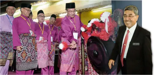  ??  ?? In the pink of health: Adnan (second from left), who put up an unusual show of fitness during the recent state assembly sitting, seen here with (on his right) Shahiruddi­n and Hishammudd­in (beating the gong) at the Bentong Umno division meeting. (Inset)...