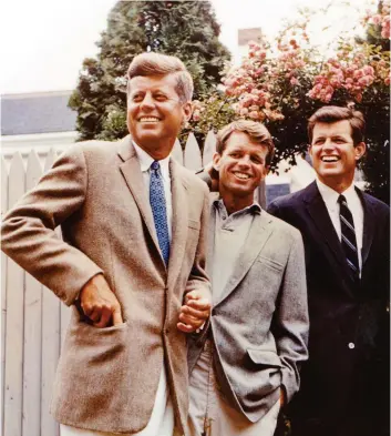  ?? PHOTO D’ARCHIVES ?? Le président américain John F. Kennedy photograph­ié en présence de ses frères Robert et Ted lors d’une réunion familiale à Hyannis Port, près de Boston.