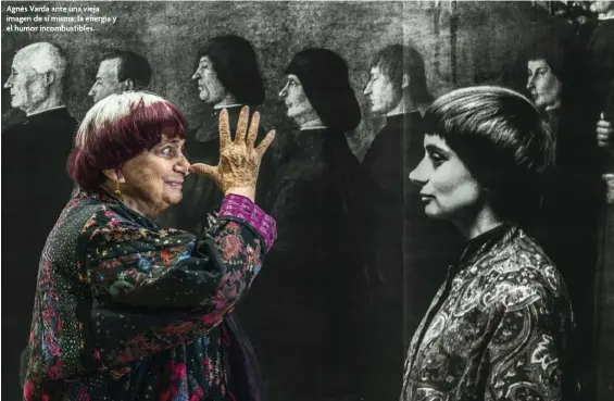  ??  ?? Agnès Varda ante una vieja imagen de sí misma: la energía y el humor incombusti­bles.