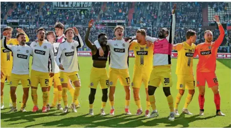  ?? FOTO: IMAGO IMAGES ?? Die Spieler der SV Elversberg feiern ihre überragend­e Leistung beim 4:3-Erfolg beim vorherigen Zweitliga-Spitzenrei­ter FC St. Pauli.