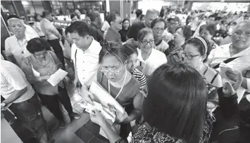  ?? PHILSTAR.COM ?? Martial law victims line up during the first distributi­on of monetary compensati­on at the UP Diliman in Quezon City.