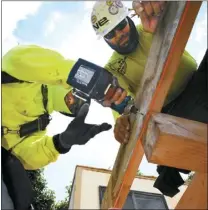  ?? ?? Carpenters Union Local 745 apprentice­s Chris Valdez (left) and Lopaka Akahi help build a deck fronting the Maui High School Foundation office Saturday.