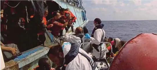  ?? [ FOTO EPA ] ?? Tentera laut Itali menyelamat­kan pendatang di Laut Mediterran­ean, kelmarin.
