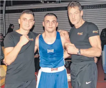  ?? FOTO: DED ?? Thomas Schuler (rechts) mit den Mahmuti-Brüdern, als alle noch von einem Sieg ausgehen.