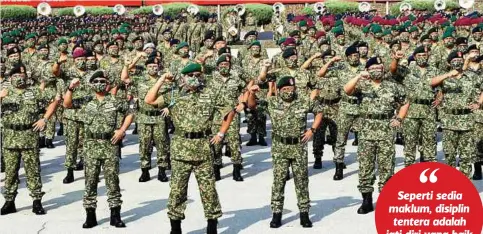  ??  ?? ZAMROSE (depan, tengah) bersama para pegawai dan anggota tentera darat pada sambutan Hari Tentera Darat ke-88 di Pusat Latihan Asas Tentera Darat, Port Dickson, semalam.