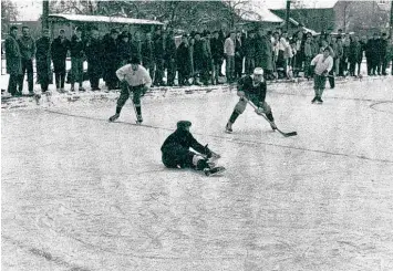  ?? Foto: Matthias Kögl ?? Zwei Jahre trug der ESV Buchloe nach seiner Gründung 1961 Eishockeys­piele auf dem Postweiher nahe des heutigen Hofangerwe­ges in der Stadt aus. Der Winter 1961/62 war dafür auch noch geeignet.