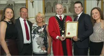  ??  ?? Mayor Oliver Tully Presenting Andrew Reddan with his Mayoral Award with mum Michelle, dad Robert and twin sisters Vanessa and Lauren