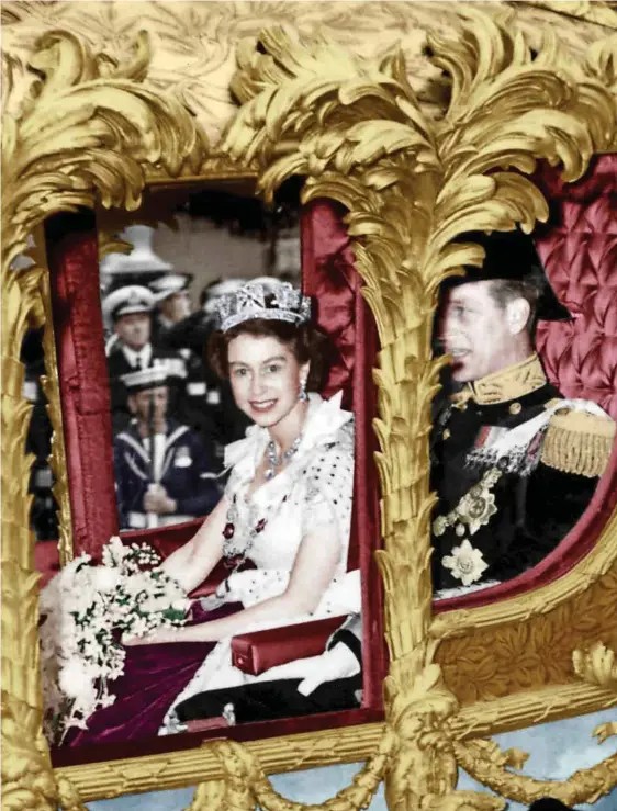  ??  ?? Le 2 juin 1953, Elisabeth est couronnée à l'abbaye de Westminste­r. Philip va devoir assumer un nouveau rôle, aux contours encore mal définis à l'époque,
celui de prince consort. Au fil des ans, après avoir souffert de cette place de subordonné, il saura en faire un véritable métier.
