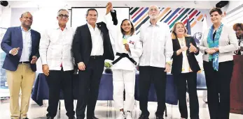  ?? ?? El presidente de Panam Sportes, Neven Ilic, levanta el brazo a Ana Rosa tras la entrega de la medalla. Figuran Antonio Acosta, presidente del COD; Luis Mejía, titular de Centro Caribe Sports; Gilberto García, presidente Fedojudo; Alicia Morea, presidenta Comisión Mujer y Deporte de Panam Sports, y Nicole Hoevertsz, vicepresid­enta del COI.