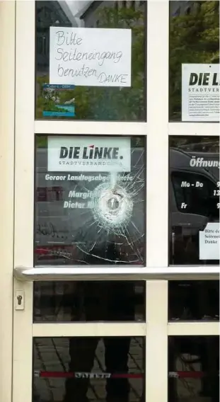  ??  ?? Ein Beispiel aus dem Jahr : Hier wurde ein Wahlkreisb­üro der Linken in Ostthüring­en offenbar mit Steinen attackiert. Das war jetzt auch in Erfurt der Fall. Foto: Archiv