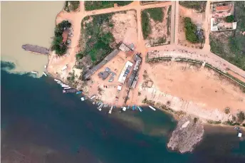  ?? ?? Aerial view showing the meeting point of the Fresco River (top) and Xingu river (bo om) at the city of Sao Felix do Xingu, Para state, Brazil.