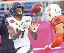  ?? Scott Strazzante / The Chronicle ?? Cal’s Makai Polk catches a pass during a secondquar­ter touchdown drive against Illinois in the Redbox Bowl.