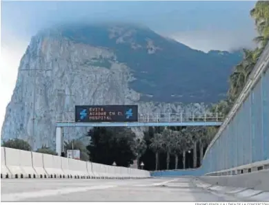  ?? ERASMO FENOY (LA LÍNEA DE LA CONCEPCIÓN) ?? El Peñón de Gibraltar, visto desde uno de los carriles de acceso en La Línea.