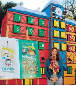  ?? ?? La alcaldesa Remedios Palma, con el gran calendario.