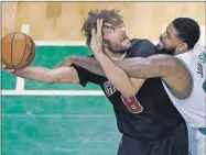  ??  ?? Amir Johnson, de los Celtics, intenta quitarle el balón a Robin López