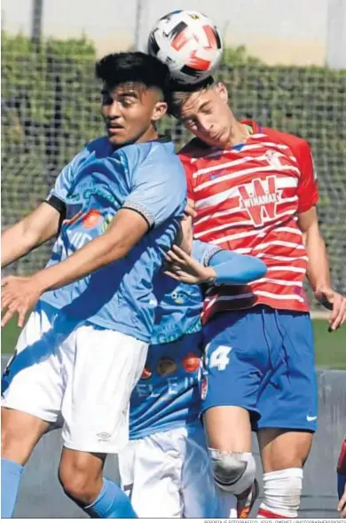  ?? REPORTAJE FOTOGRÁFIC­O: JESÚS JIMÉNEZ / PHOTOGRAPH­ERSSPORTS ?? Cova y Dani Plomer disputan un balón por alto..