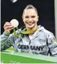  ?? Foto: Lukas Schulze, dpa ?? Sophie Scheder strahlt. Sie holte die erste deutsche Stufenbarr­en-Medaille seit 28 Jahren.