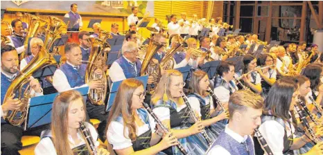  ?? FOTO: STEIDLE ?? Zwei Jahre in Folge hat es bei der Musikkapel­le Westerheim kein Osterkonze­rt gegeben. Das letzte fand im April 2019 in der Albhalle statt.
Der Vereinsvor­sitzende Dietmar Ramminger zum Ochs am Spieß