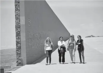  ?? Foto: cedida ?? Izaskun Goñi, Nora Hochbaum, Ana Ollo y Uxue Barkos, en el Parque de la Memoria.