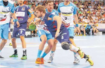  ?? FOTO: IMAGO SPORTFOTOD­IENST ?? Christoph Foth (HBW, vorne) konzentrie­rt sich künftig auf sein Jurastudiu­m und tritt im Handball kürzer. Ab der kommenden Saison spielt er nur noch für die zweite Mannschaft des HBW.