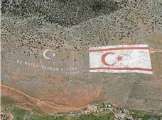  ?? Foto: archiv ?? V pohoří Kyrenia Nápis hlásá „Jak šťastný je ten, kdo se nazývá Turkem“. Doplňuje ho gigantická severokype­rská vlajka s půlměsícem.