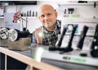  ?? RP-FOTO: STEPHAN KÖHLEN ?? Peter Koch, Geschäftsf­ührer von Nextorch, mit einer Taschenlam­pe.