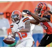  ?? JOHN GRIESHOP / GETTY IMAGES ?? Browns receiver Corey Coleman drops a pass in the end zone against Josh Shaw during Cleveland’s 30-16 loss to the Bengals in Cincinnati.