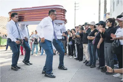  ?? Picture: AFP ?? DEATH DANCING. Pallbearer­s jive while carrying the coffin with the remains of Florentino Jamanca during his funeral in the agricultur­al town of Humaya in Peru.