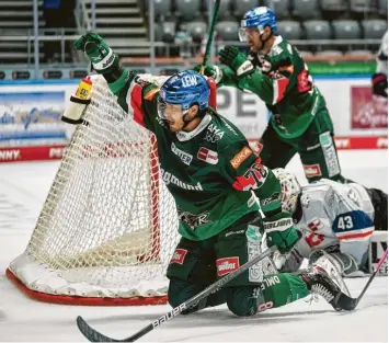  ?? Foto: Siegfried Kerpf ?? Chad Nehring erzielte das 2:0 für die Panther gegen Nürnberg. Es war kein Treffer für die Highlight‰Videos – auf der Anzeigetaf­el aber ist jedes Tor gleich viel wert.