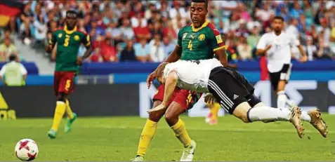  ??  ?? Anspruchsv­olle Artistik: Per Flugkopfba­ll erhöht Timo Werner auf : für die deutsche Mannschaft gegen Kamerun.. Foto: Christian Charisius/dpa