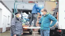  ??  ?? Franz Lemmermeye­r (links) im Gespräch mit Roman Engelhart von der CaritasSam­melzentral­e in Laupheim. Er ist Leiter der Sammelzent­rale Aktion Hoffnung.