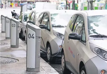  ?? FOTO: DPA ?? In Paris gehören die E-Autos des Carsharing-Anbieters Autolib’ längst zum Stadtbild. Seit 2011 sind die ersten Modelle auf den Straßen der französisc­hen Hauptstadt unterwegs.