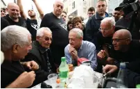  ?? (Sraya Diamant) ?? ISRAEL RESILIENCE leader Benny Gantz meets with supporters in Rishon Lezion on Friday.