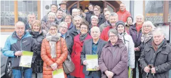  ?? FOTO: STADTVERWA­LTUNG ?? In einer Feierstund­e im Hotel Maier in Fischbach überreicht­e Hans-Jörg Schraitle (Leiter des Amtes für Bürgerserv­ice, Sicherheit und Umwelt) an die Spender und die Beschenkte­n Erinnerung­surkunden an ihre Bürgerbäum­e.