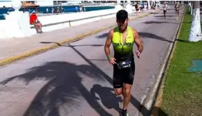 ?? CORTESÍa ?? Carlos Moncada durante la maratón en el Ironman de Cozumel. Previo a la carrera, sufrió todo tipo de inconvenie­ntes.