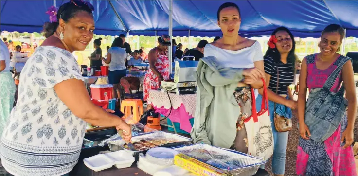  ?? Photo: Frederica Elbourne ?? Left: Leanne Heritage serves customers at the Suva Bowling Club’s weekly Sunday market.