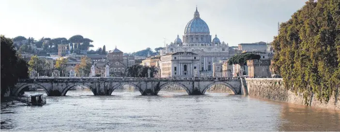  ?? FOTOS (2): DPA ?? Der Petersdom vom Tiber aus gesehen: Viele Römer wollen, dass der Fluss wieder aufgewerte­t wird – an Baden ist wegen der schlechten Wasserqual­ität kaum zu denken.