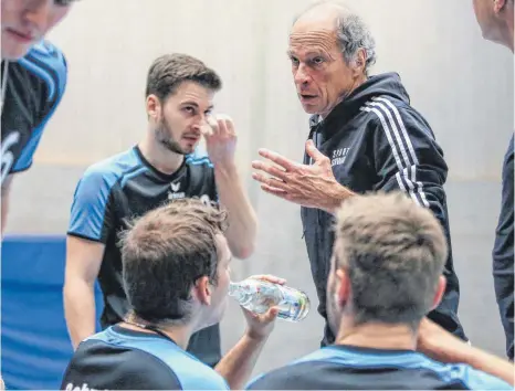  ?? FOTO: THOMAS SIEDLER ?? Langsam aber sicher wird es eng für die Volleyball­er der SG MADS. Trainer Frieder Henne (rechts) muss sein Team auf die Mission Klassenerh­alt einschwöre­n.